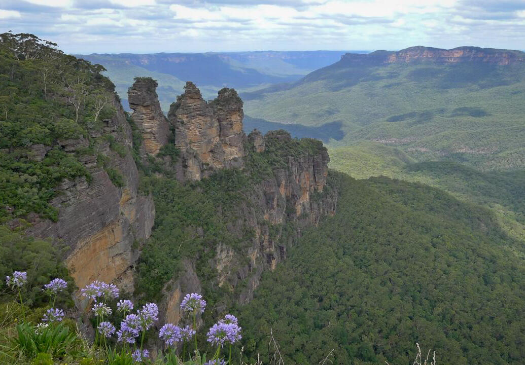 The Three Sisters rock formation at Katoomba seen from Echo Point